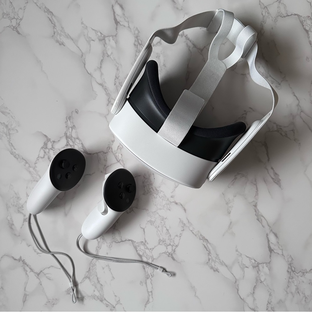 Meta Quest 3S VR Headset with Controllers *includes Batman Arkham Shadow game - Picture 6 of 10